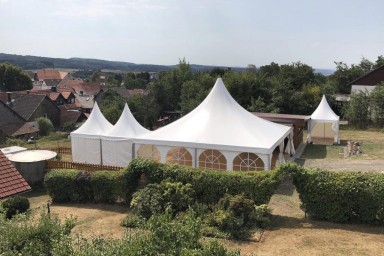 Pagode mieten: Luftbild einer Gartenveranstaltung mit Pagoden unterschiedlicher Größe
