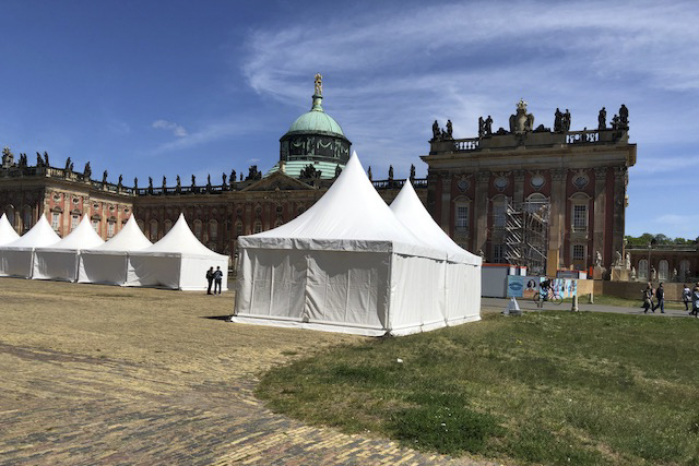 Pagoden zur Miete: Während eines Stadtfests vor mittelalterlicher Kulisse