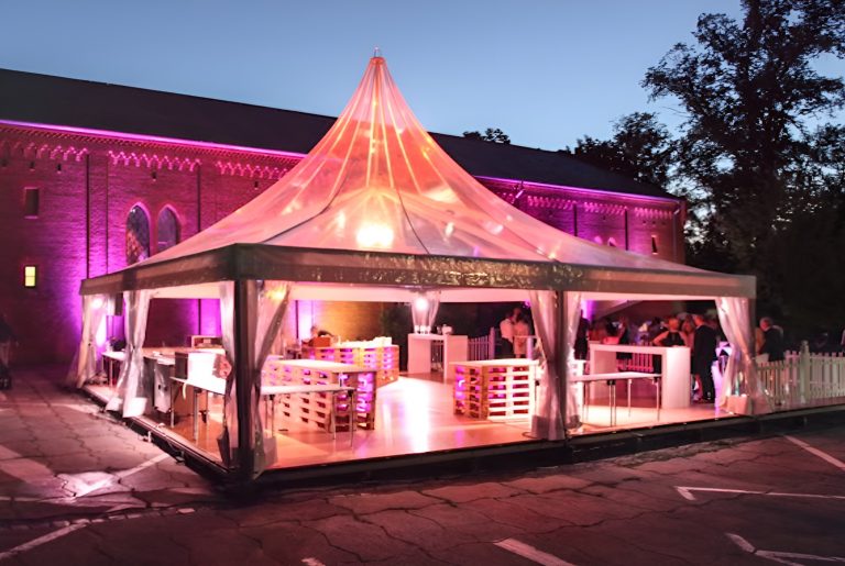 Polyglaszelt mit Partybeleuchtung bei Nacht zur Miete in Mitteldeutschland