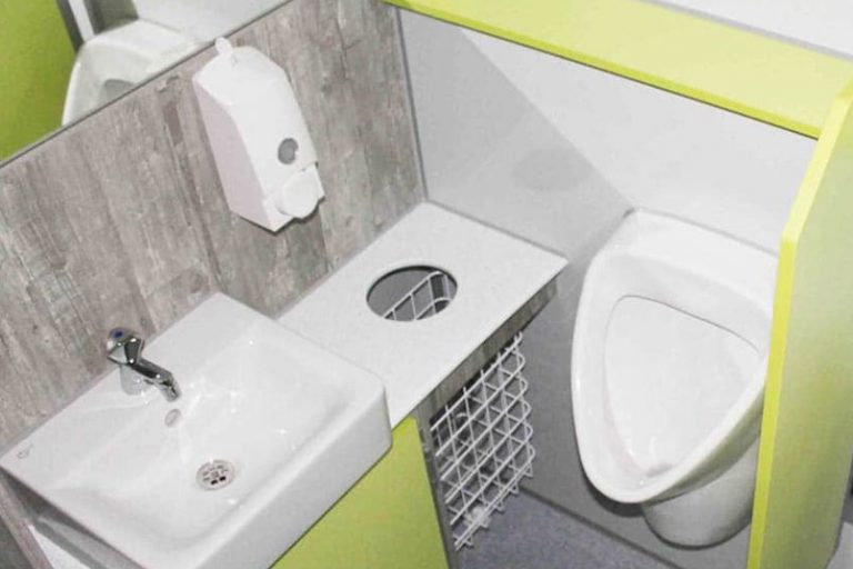 Innenansicht eines Toilettenwagens mit Waschbecken und Pissoir zur Miete in Mitteldeutschland.