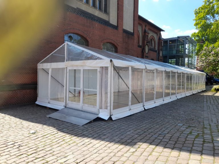 Großes Partyzelt mit Bodenrampe zum barrierefreien Zugang zur Miete