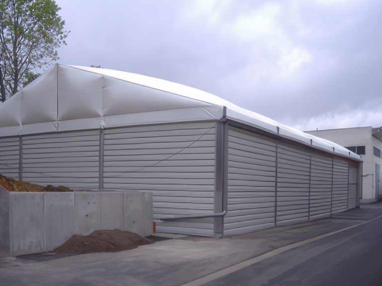 Untersicht einer Lagerhalle zur Miete mit weißem Planendach bespannt.