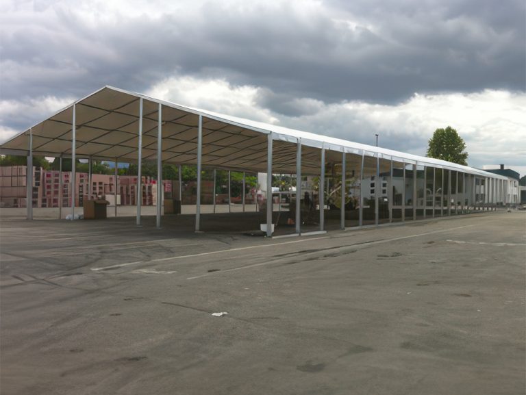 Lagerhalle kaufen und mieten: Seitenansicht einer großen Lagerhalle ohne Seitenwände im Praxiseinsatz.