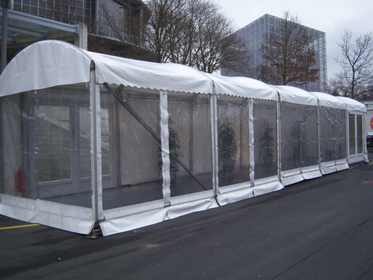 Walkway-Zelt zur Miete vor Kleinstadtkulisse