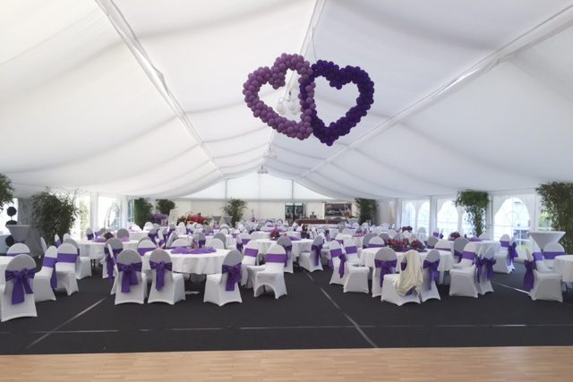 Zeltverleih für Hochzeiten: Großes Festzelt in variablen Größen mit weißem Dach und individuelle Dekoration.