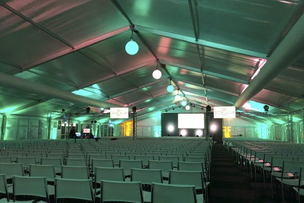 Zelte mieten für Ihr Event: mit farbiger Beleuchtung und Bestuhlung für bis zu 1000. Personen