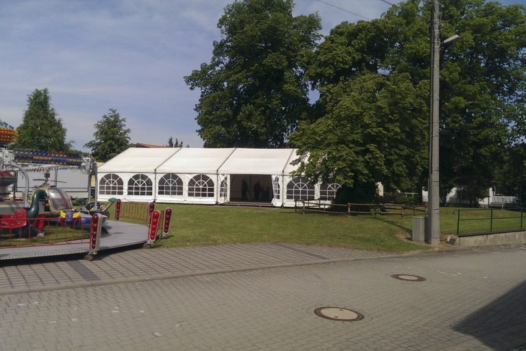 Zelte mieten: Eingang eines großen Festzelts für ein Volksfest