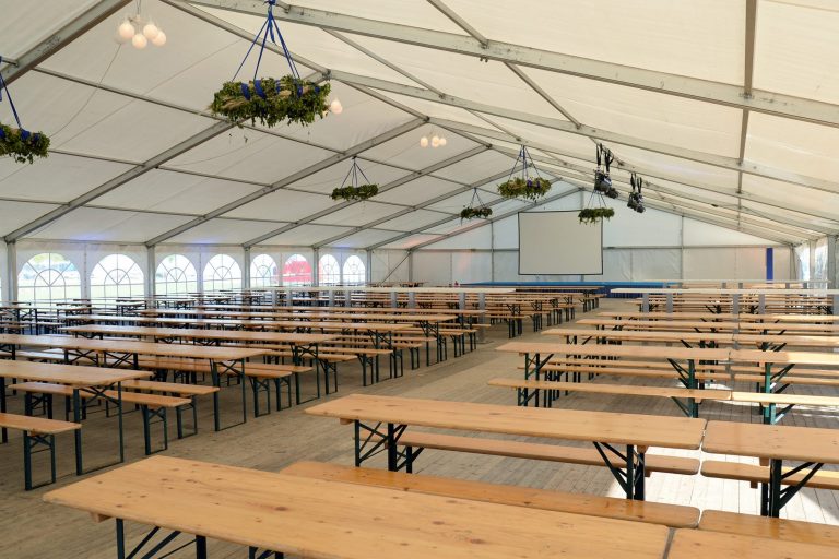 Festzelt mieten für Großveranstaltungen: mit Platz für Bierbänke, Bühnen & Schießstände.
