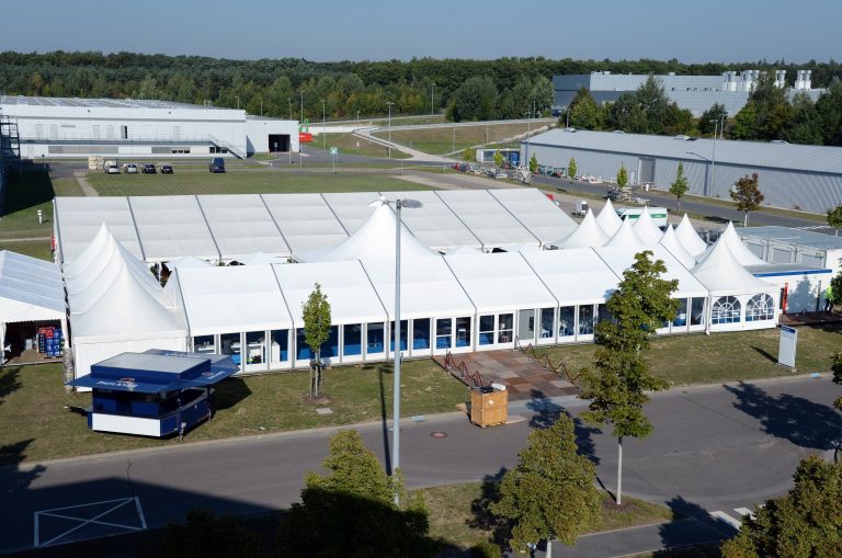 Zeltverleih: Luftansicht eines Großevents mit unterschiedlichen weißen Zelttypen zusammengesetzt zu einem großen Event-Space