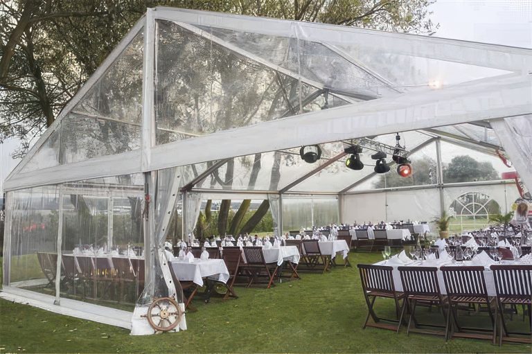 Zeltverleih für Feiern: Polyglaszelt mit transparentem Dach und transparenten Seitenwänden für lichtdurchflutete Veranstaltungen